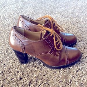 Wingtip heels